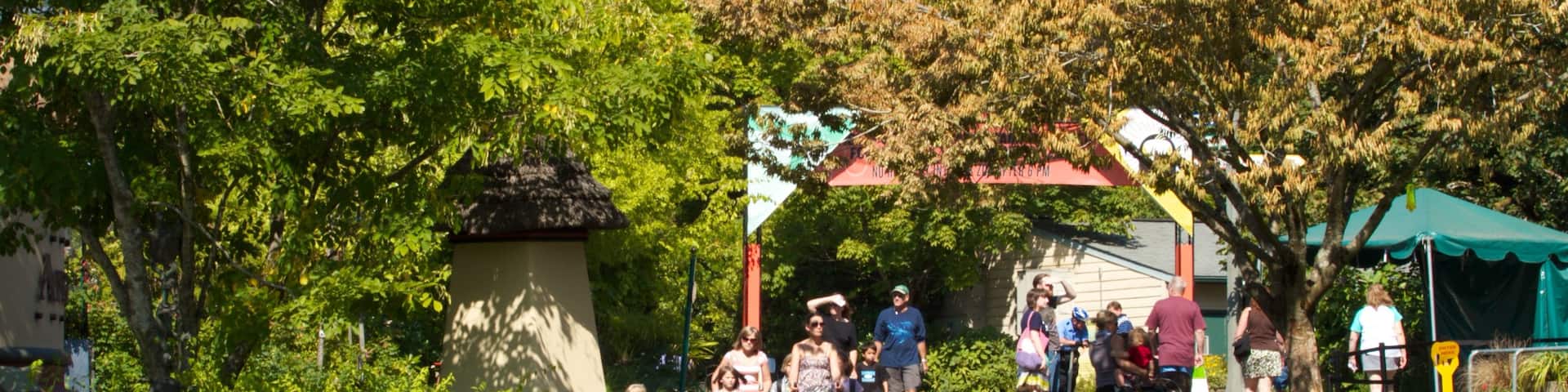Oregon Zoo que incluye animales del zoológico y vistas de paisajes y también un gran grupo de personas