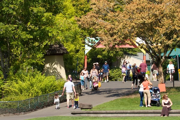 Oregon Zoo showing zoo animals and landscape views as well as a large group of people