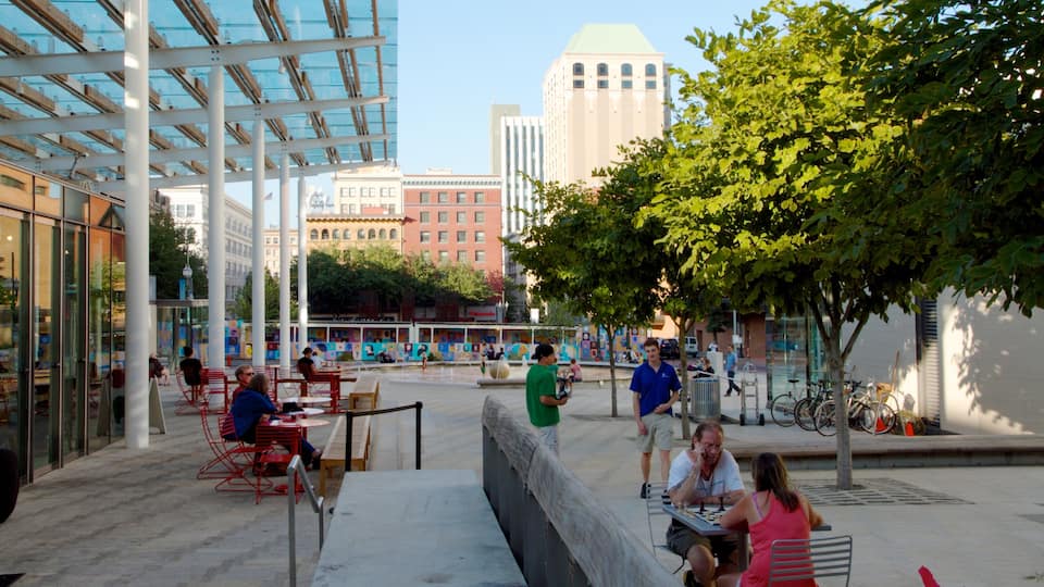 Centro de Portland que incluye una ciudad y escenas cotidianas