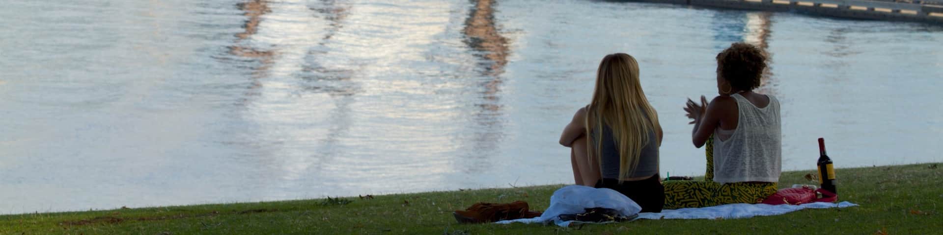 Downtown Portland montrant pique-nique, baie ou port et navigation