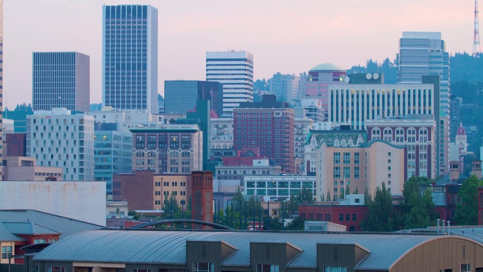 Centro de Portland mostrando una ciudad y un edificio alto