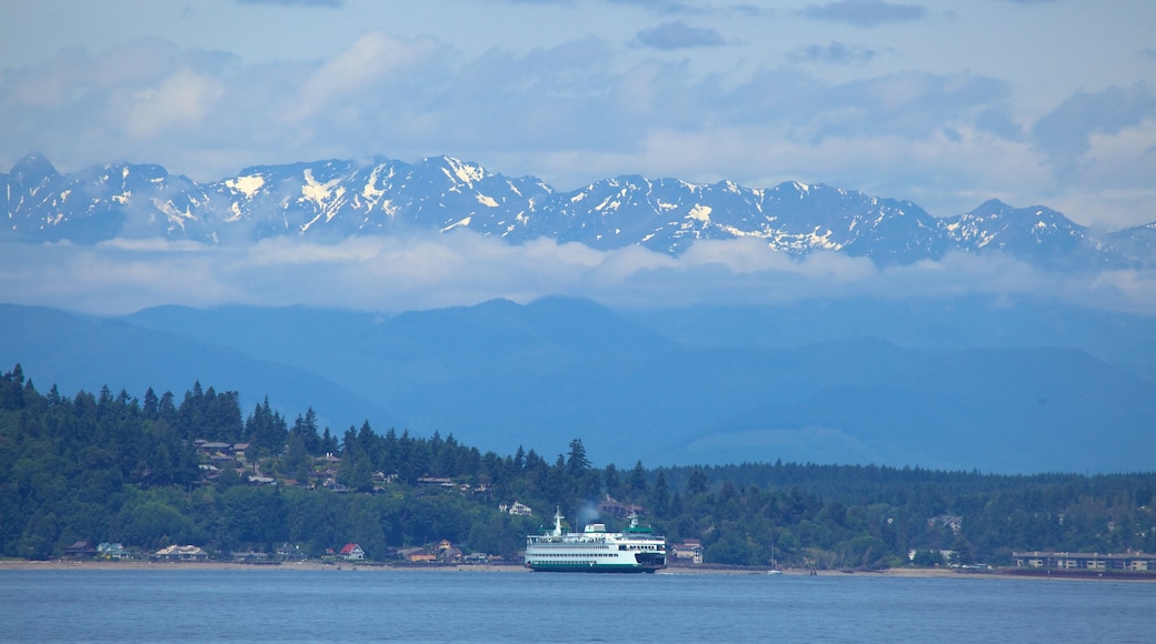 Playa de Alki que incluye un ferry, una ciudad costera y vistas de paisajes