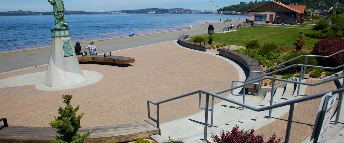 Playa de Alki que incluye vistas de paisajes, una estatua o escultura y una ciudad costera