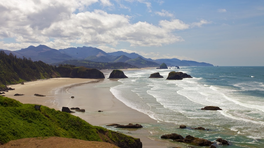 Cannon Beach montrant montagnes, panoramas et plage