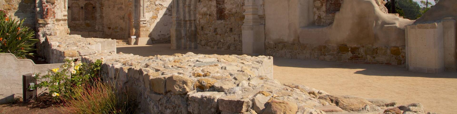San Juan Capistrano showing building ruins and heritage architecture