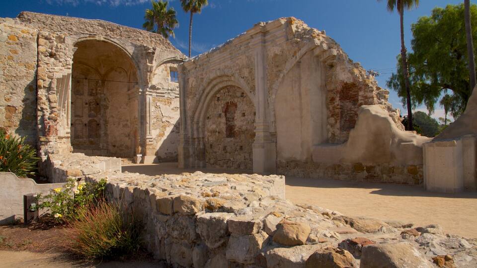 San Juan Capistrano showing building ruins and heritage architecture