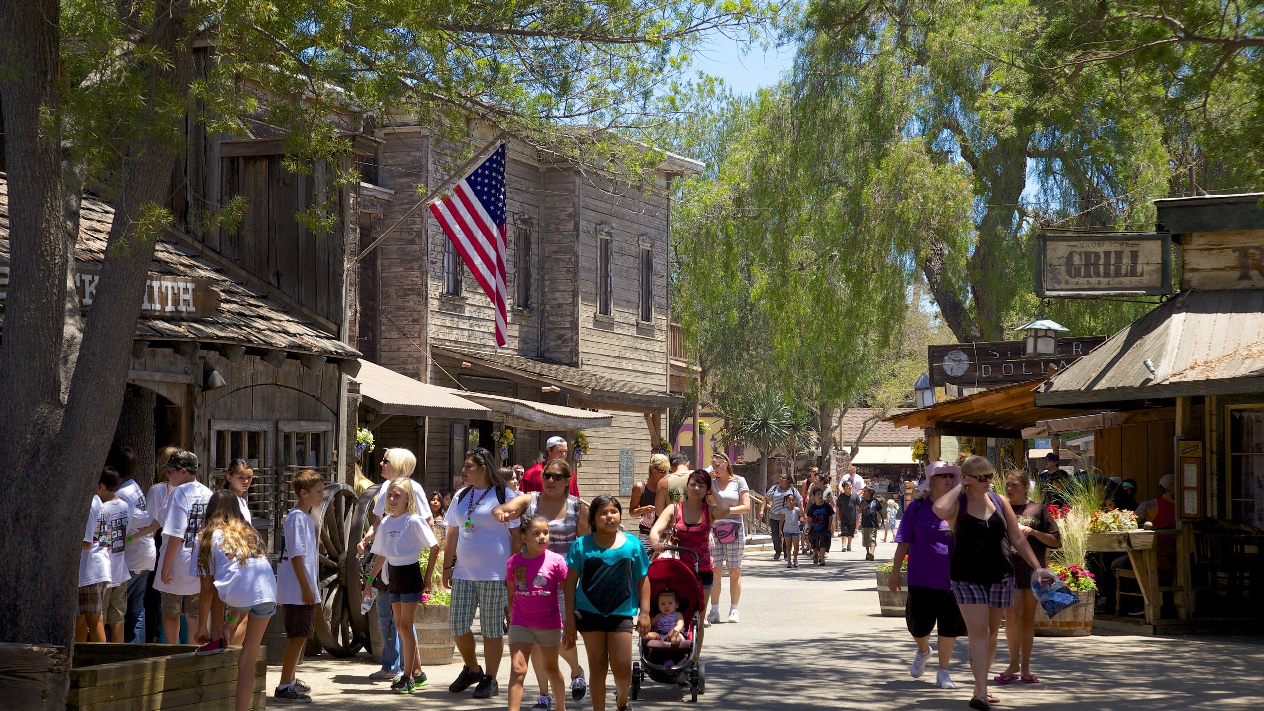 Knott\'s Berry Farm showing street scenes, rides and a small town or village