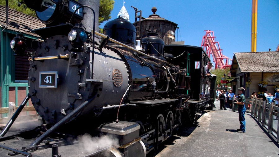 Parque temático Knott\'s Berry Farm que incluye artículos de ferrocarril y paseos