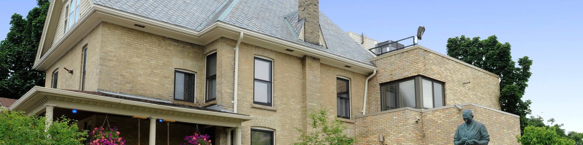 Banting House mit einem Statue oder Skulptur, Geschichtliches und Haus