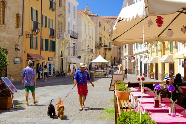 Piazza Civica qui includes animaux domestiques ou inoffensifs aussi bien que homme