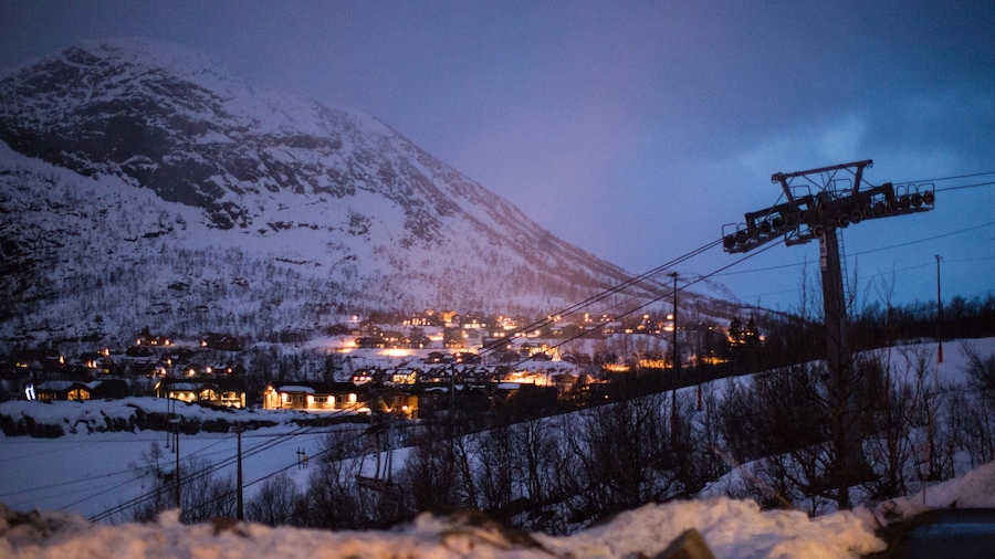 Hovden som viser sne, bjerge og natteliv