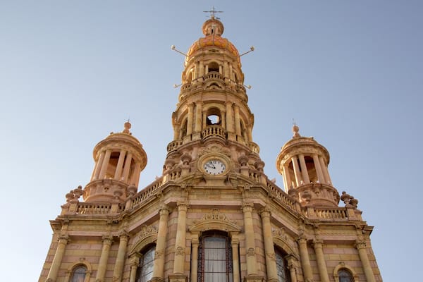 Plaza en Aguascalientes caratteristiche di tramonto, chiesa o cattedrale e architettura d\'epoca