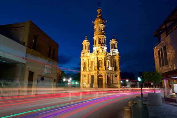 Plaza en Aguascalientes caratteristiche di paesaggio notturno, architettura d\'epoca e chiesa o cattedrale