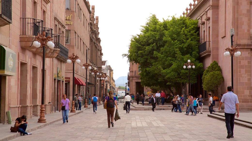 San Luis Potosi inclusief een plein en ook een klein groepje mensen