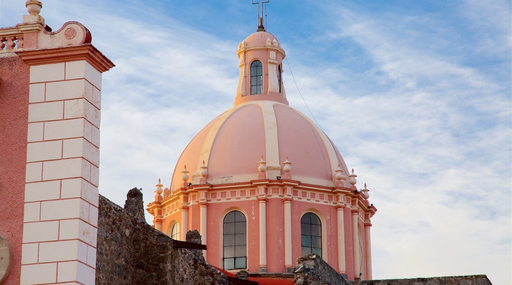 Iglesia de Santa María ofreciendo arquitectura patrimonial, un atardecer y una iglesia o catedral