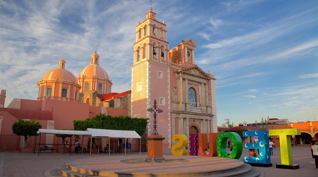 México mostrando un parque o plaza, elementos del patrimonio y arte al aire libre