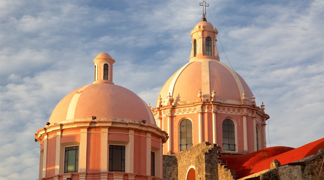 Iglesia de Santa María ofreciendo arquitectura patrimonial, una iglesia o catedral y un atardecer