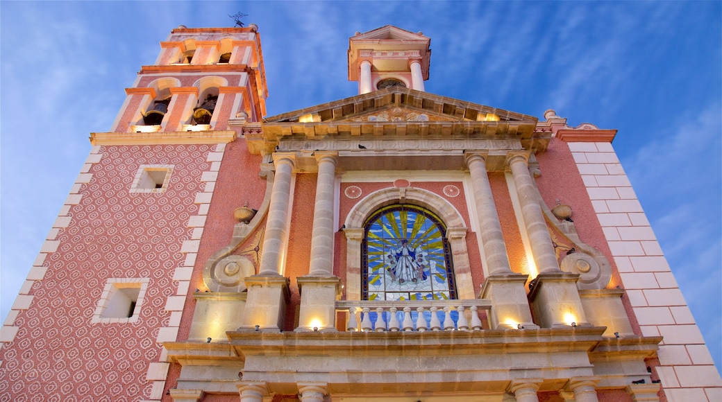 Iglesia de Santa María mostrando arquitectura patrimonial y una iglesia o catedral