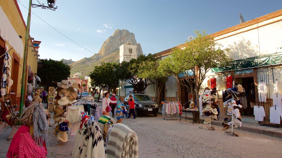 Querétaro qui includes marchés et montagnes aussi bien que petit groupe de personnes