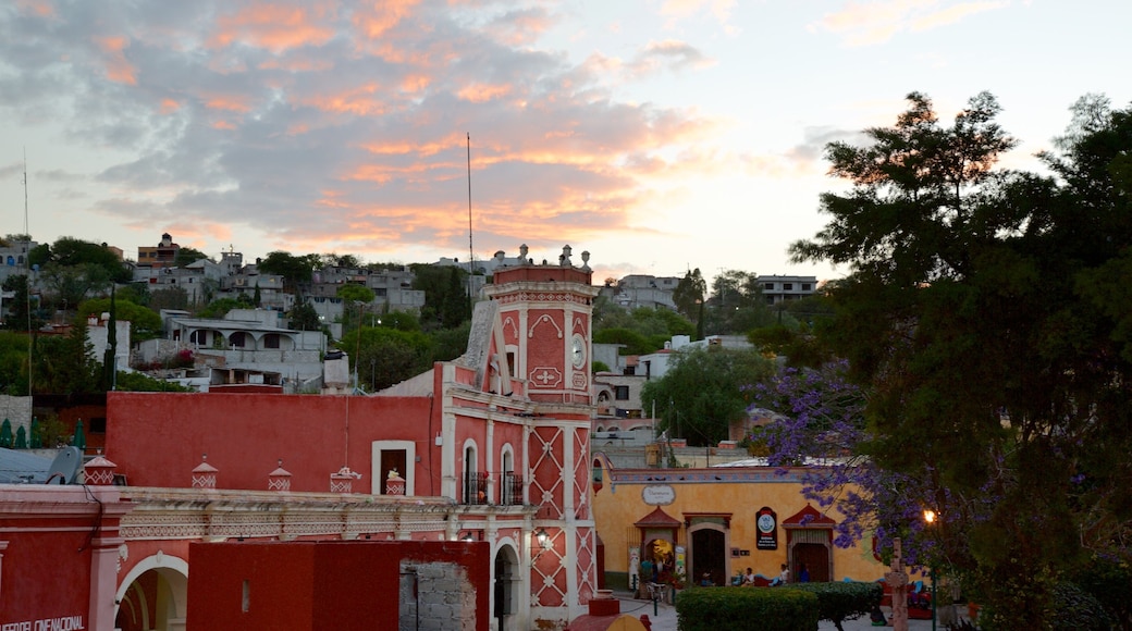 Bernal inclusief historische architectuur en een zonsondergang