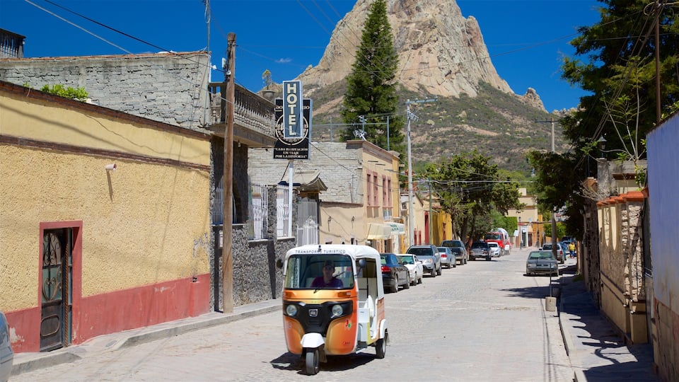 Mexique montrant montagnes et petite ville ou village
