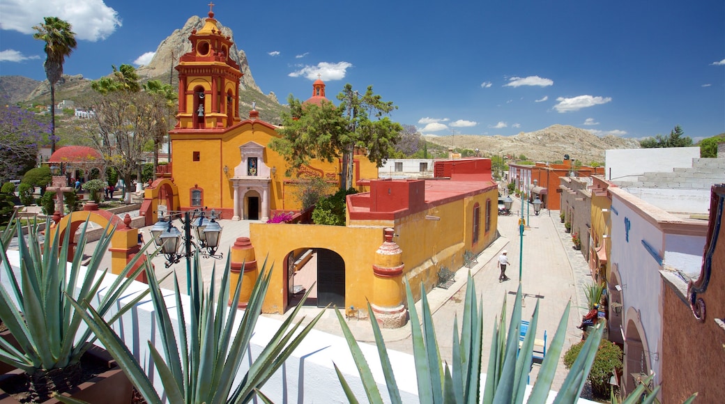 Bernal que incluye arquitectura patrimonial, una iglesia o catedral y una plaza