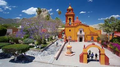 Bernal que incluye situaciones tranquilas, arquitectura patrimonial y montañas