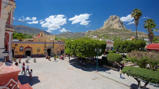Bernal que inclui montanhas, cenas tranquilas e uma praça ou plaza