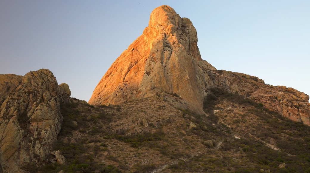 Monolithe Peña de Bernal mettant en vedette coucher de soleil et montagnes