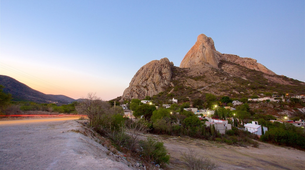 Peña de Bernal mostrando un atardecer, escenas tranquilas y montañas