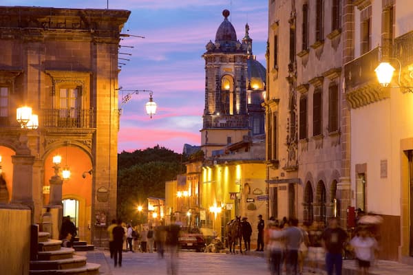 El JardĂn qui includes coucher de soleil, Ă©glise ou cathĂ©drale et patrimoine architectural