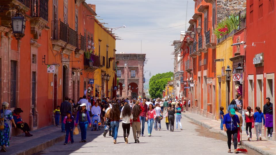 San Miguel de Allende y también un grupo pequeño de personas
