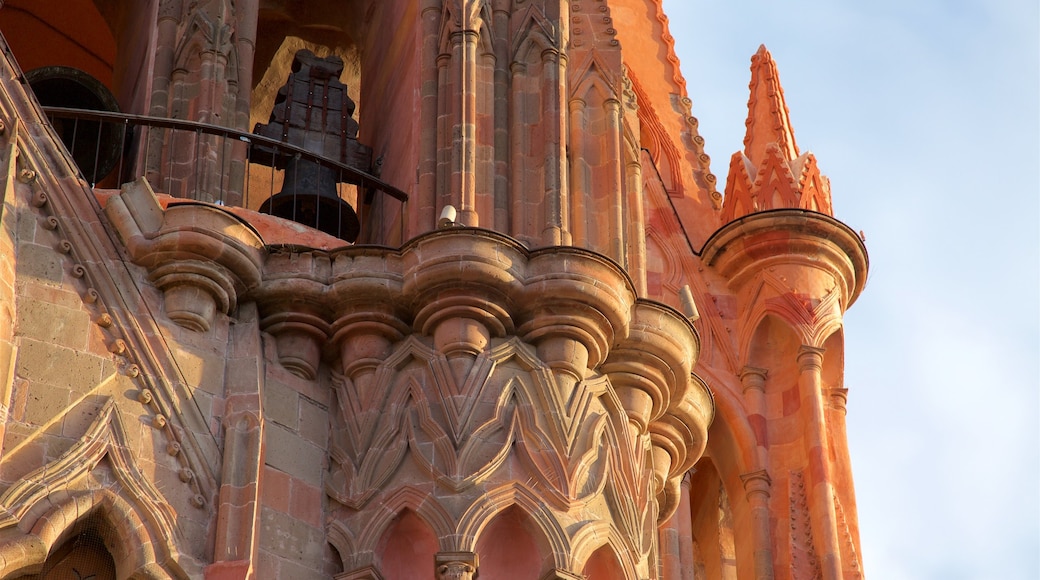 Parroquia de San Miguel Arcángel ofreciendo un atardecer y elementos patrimoniales