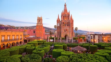 Parroquia de San Miguel Arcángel mostrando vistas panorámicas, un jardín y una iglesia o catedral