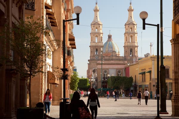 Cathédrale de León mettant en vedette patrimoine architectural, église ou cathédrale et square ou place