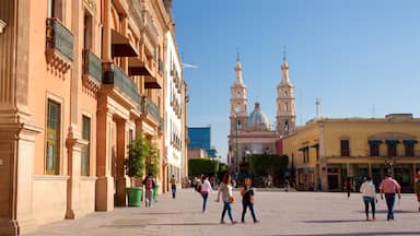 Plaza de los Mártires que incluye una plaza, una iglesia o catedral y arquitectura patrimonial