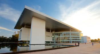 Teatro del Bicentenario das einen Sonnenuntergang, See oder Wasserstelle und moderne Architektur
