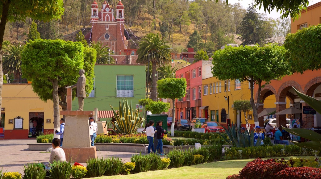 Metepec ofreciendo una plaza y un parque y también un pequeño grupo de personas