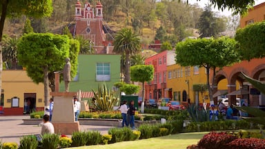 Metepec caracterizando um jardim e uma praça ou plaza assim como um pequeno grupo de pessoas