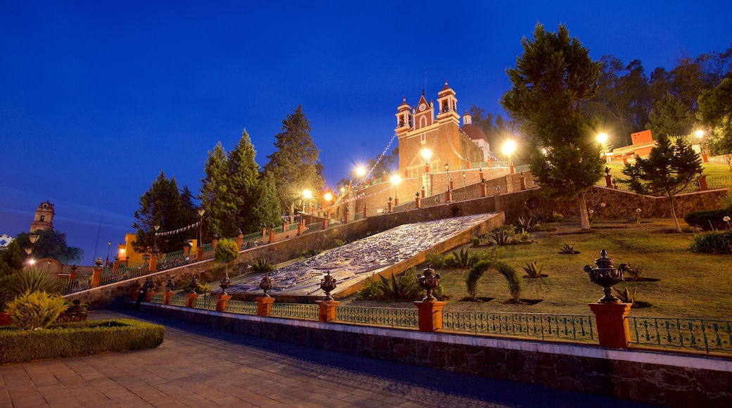 Metepec mostrando uma igreja ou catedral e cenas noturnas