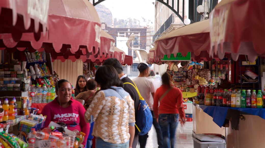 Toluca montrant marchés aussi bien que petit groupe de personnes
