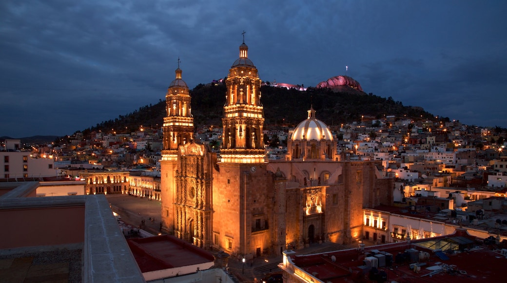 Zacatecas che include chiesa o cattedrale, architettura d\'epoca e vista del paesaggio
