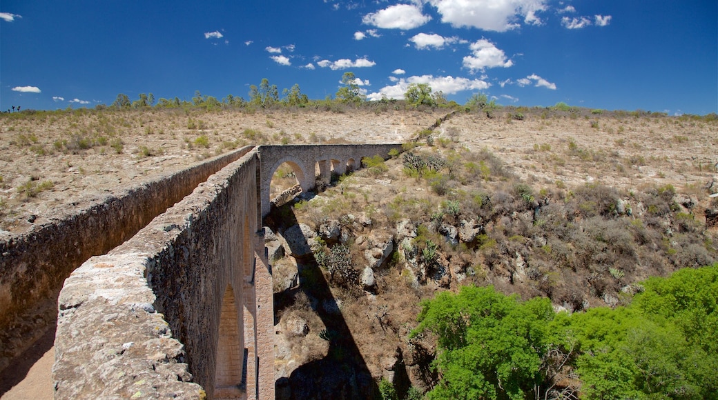 Huichapan ofreciendo un puente, elementos patrimoniales y escenas tranquilas