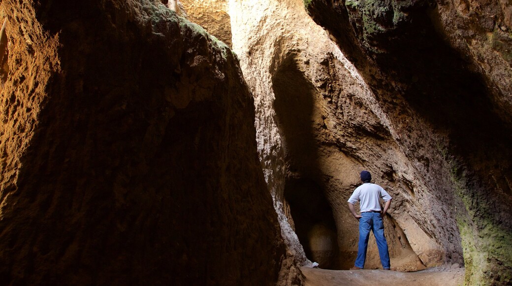 Huichapan mostrando cuevas y también un hombre