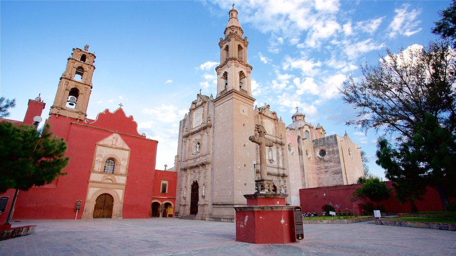 Huichapan som inkluderar historisk arkitektur, ett torg och en kyrka eller katedral