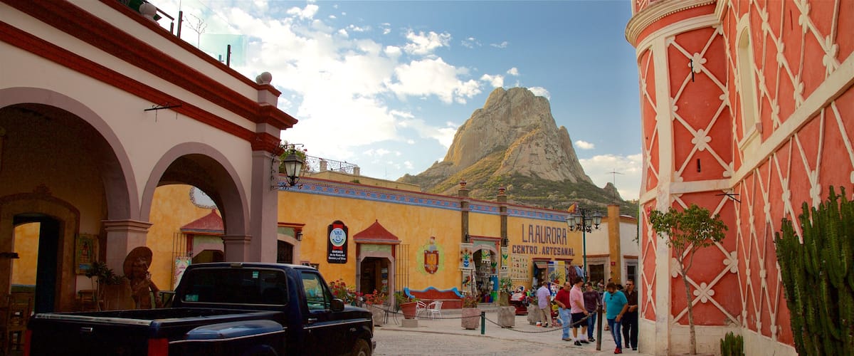 Peña de Bernal que incluye montañas