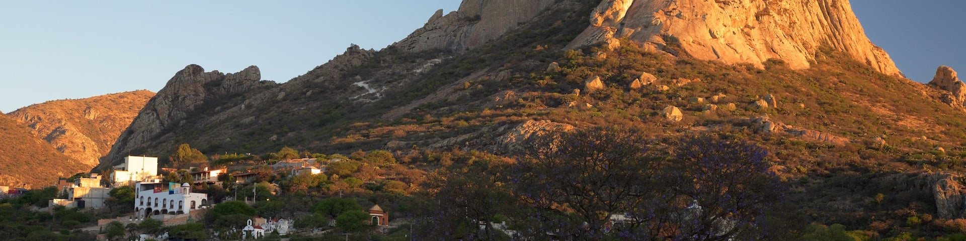 Peña de Bernal mostrando escenas tranquilas y montañas