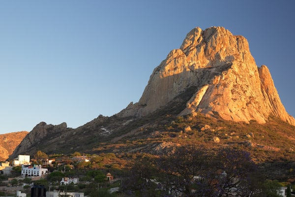 Pena de Bernal das einen ruhige Szenerie und Berge