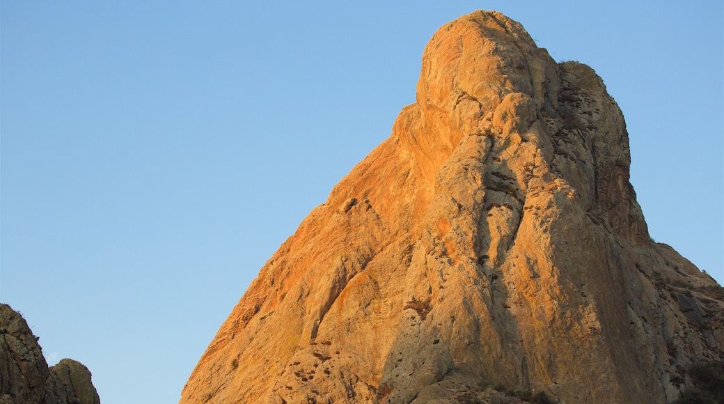 Pena de Bernal which includes mountains