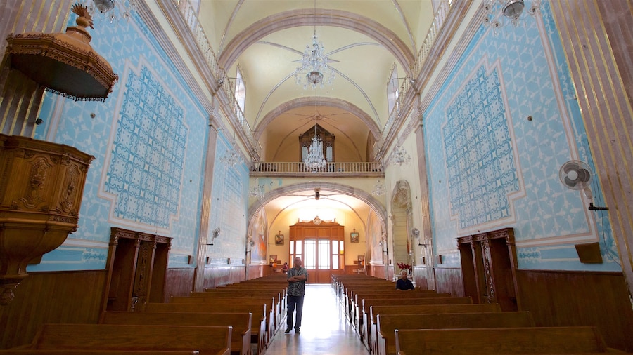 Templo de San Marcos toont een kerk of kathedraal en interieur